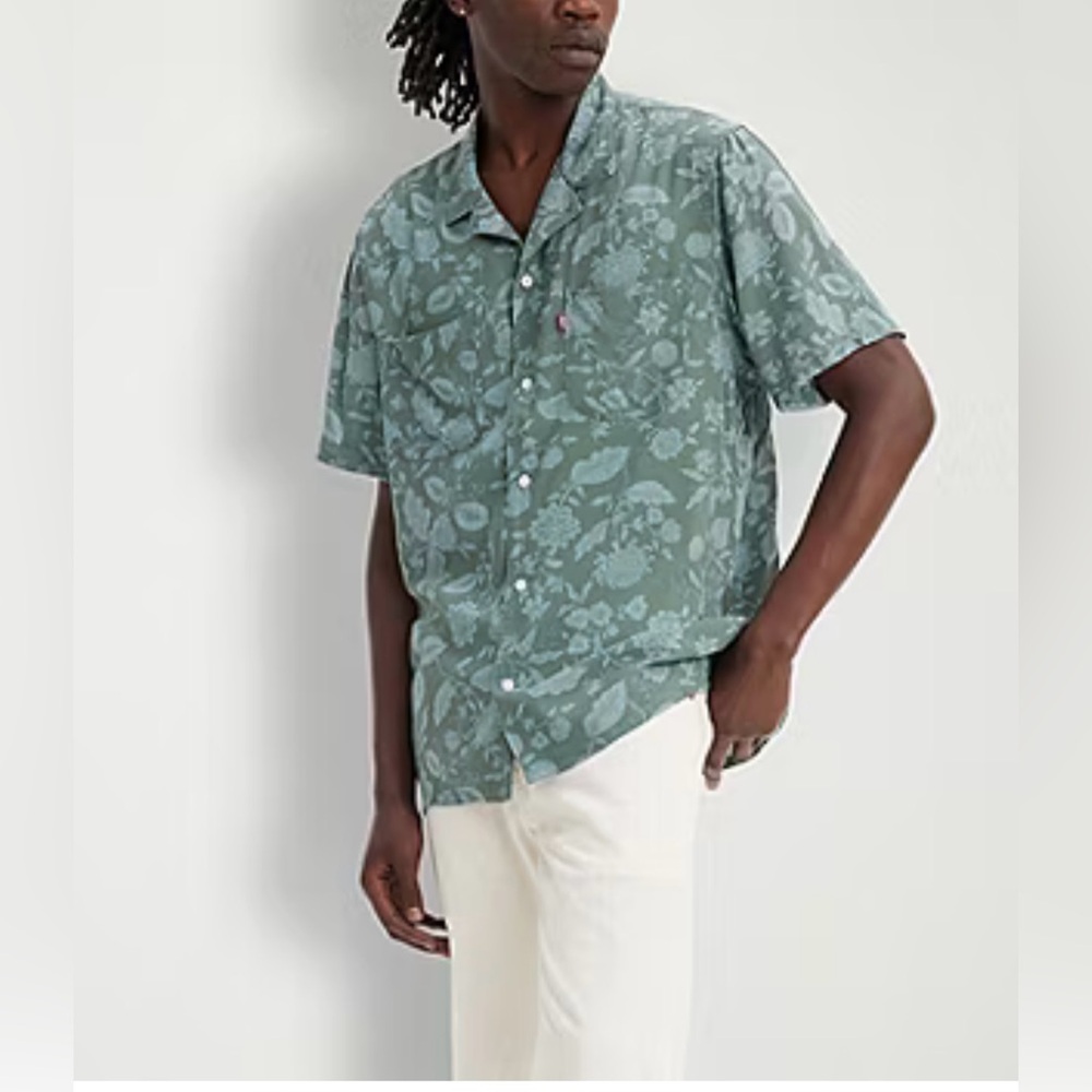 NWT - Levi’s Classic Camper Relaxed Fit Button Down- Large